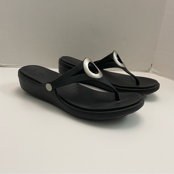 Crocs Sandals Wedge Flip Flop Sanrah Thong Circle Medallion Comfort Silver Black - Picture 1 of 12
